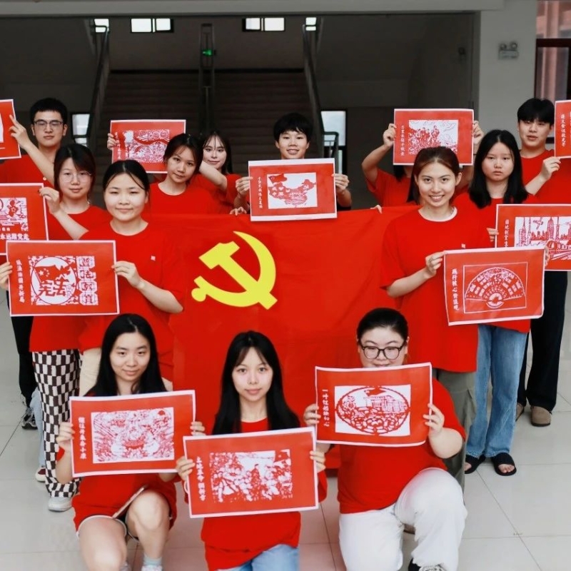 湖艺师生剪纸长卷歌颂党的光辉历程