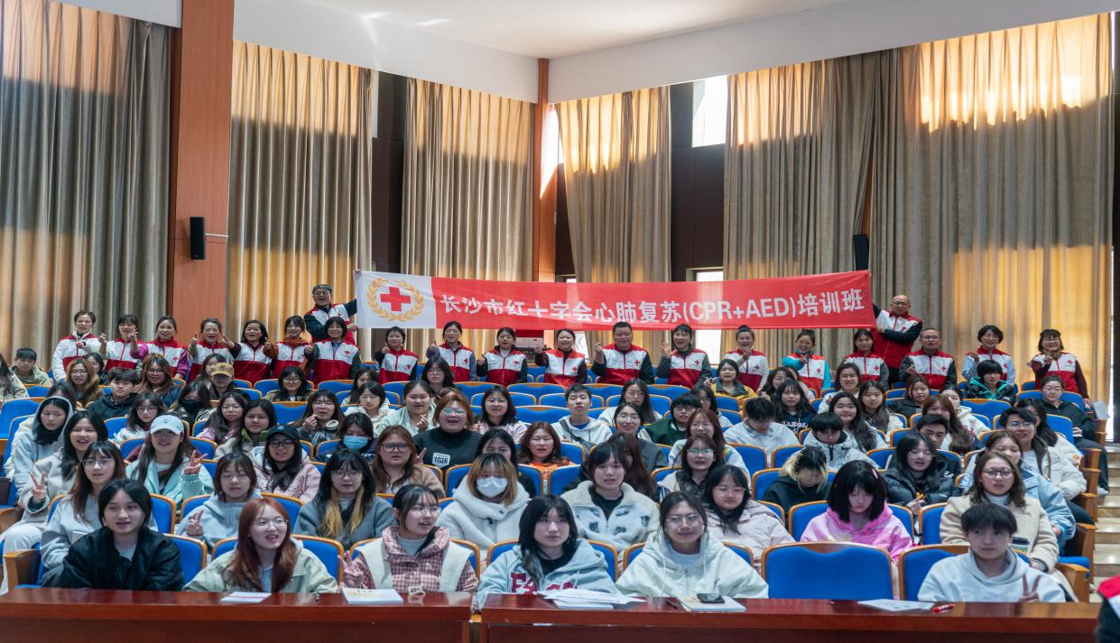学校组织开展应急救护技能普及培训活动